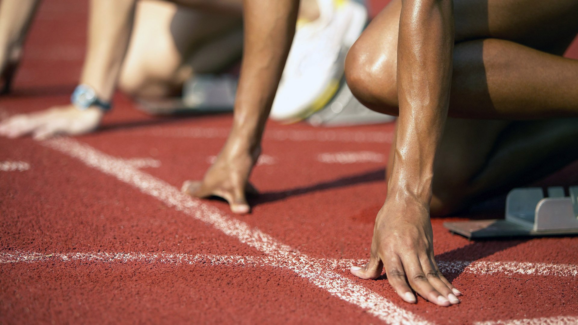 塞恩斯在F1荷兰大奖赛从后排一路追至前列，Alpine超越法拉利